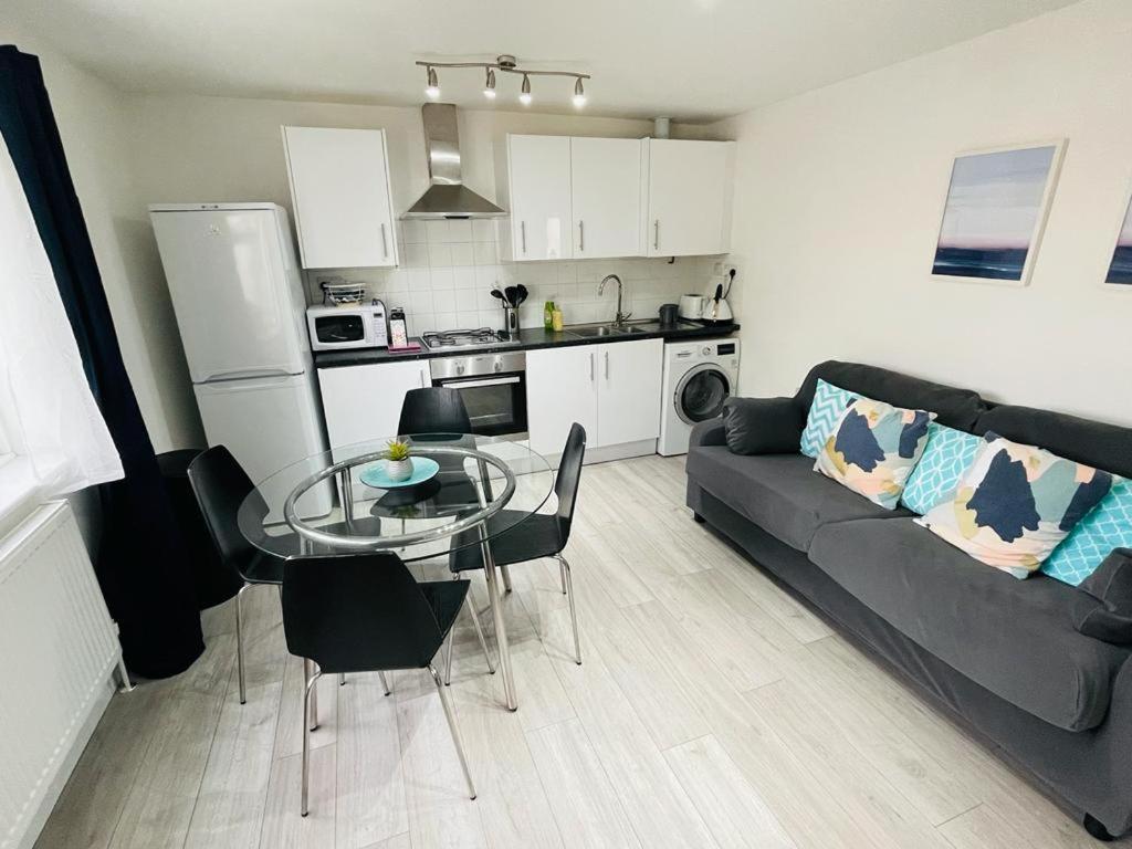 Enfield Chase Apartment Exterior photo